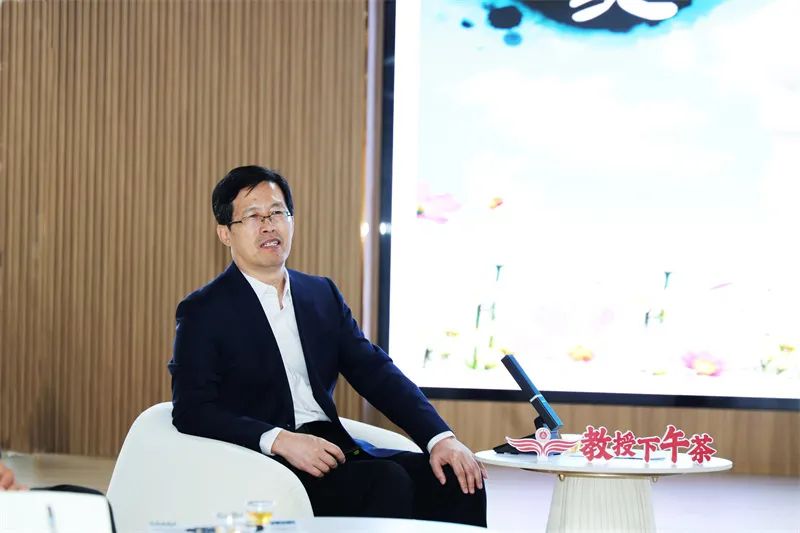 學(xué)校舉辦第一期“教授下午茶”活動